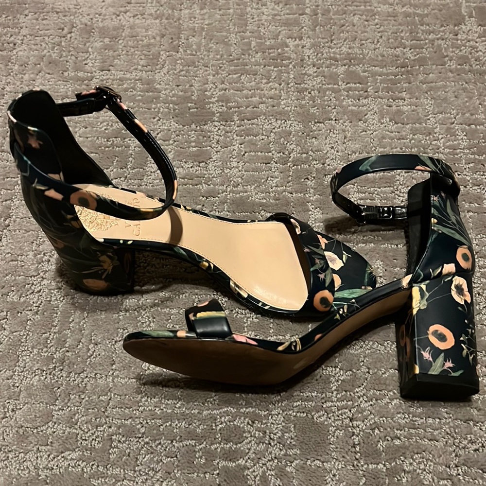 EUC Vince Camuto Beah Black Floral Strappy Block Heel Sandal - 8M
